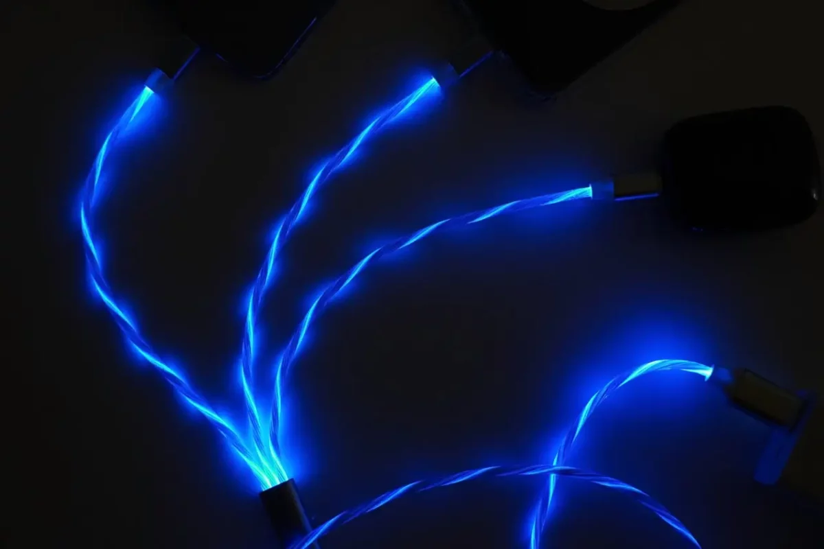 DSC02479Large_1800x1800 Amaze 4FT 3 in 1 LED Light Up Cable (Blue Light) - Image 2